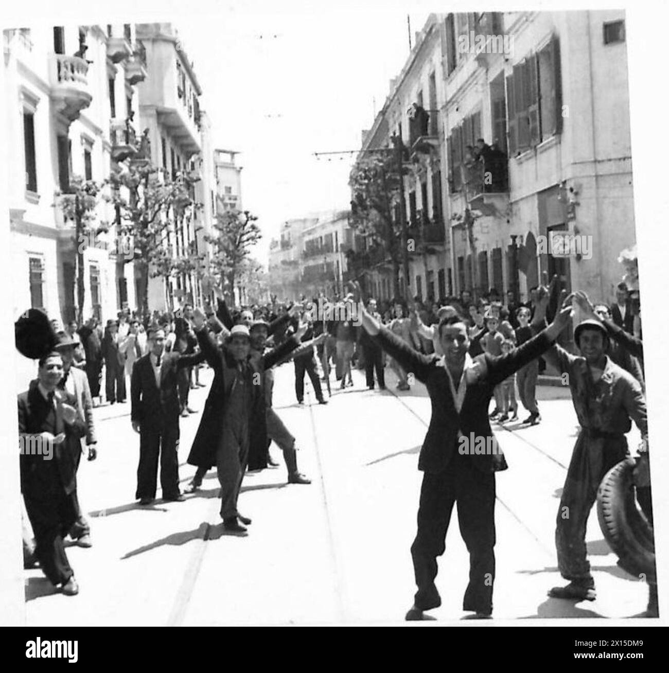 Die einheimische Bevölkerung dringt auf Straßen, um die heranrückenden Truppen der britischen Armee bei Operationen in Tunis willkommen zu heißen. Stockfoto