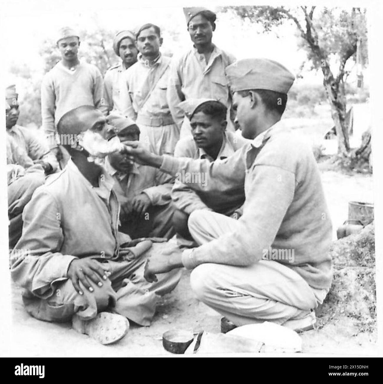 INDISCHE PIONIERE MIT DER ACHTEN ARMEE - diese Männer rasieren sich nie, es ist die Aufgabe des Company Friseurs, weit entfernt von den luxuriösen Saloons der Londoner Stadt British Army Stockfoto