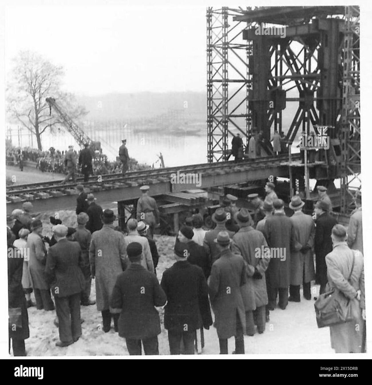 Der General inspiziert das Gleis, das zu einer Brücke über den Fluss Ijssel bei Deventer führt, und schneidet das Band im Rahmen der Operationen der Britischen Armee des Rheins. Stockfoto