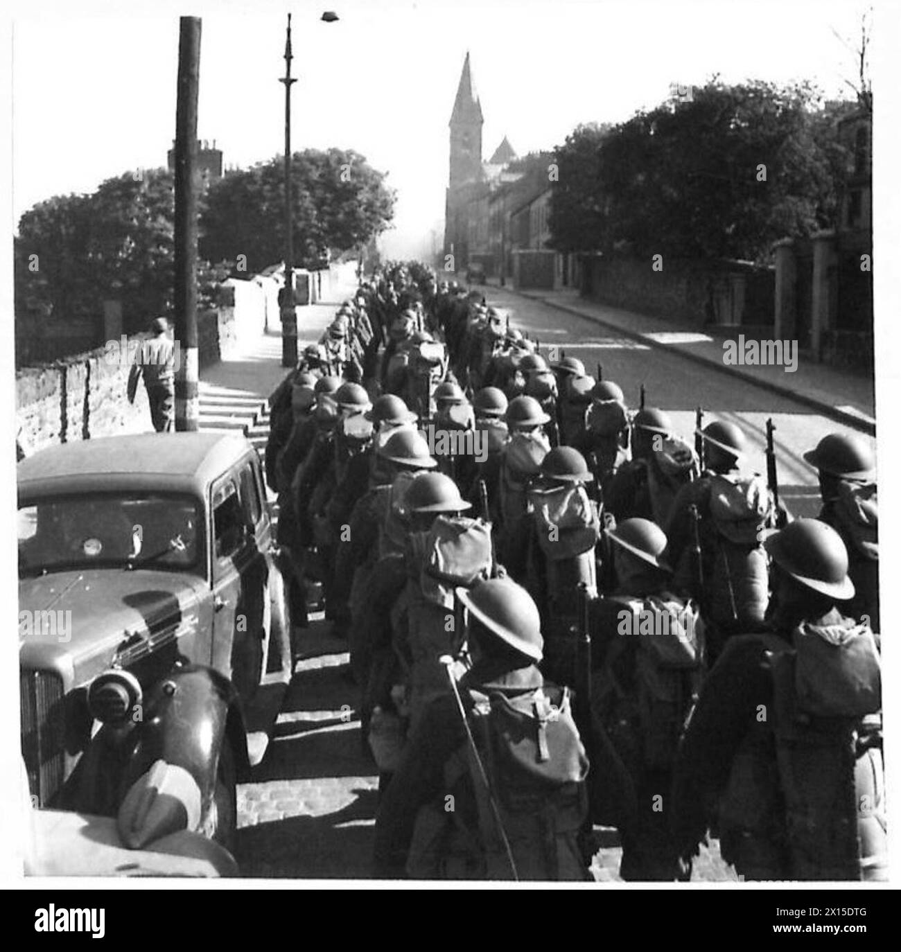 Kolonnen von US-Truppen gehen ab, beobachtet von der britischen Armee bei ihrer Ankunft im Einsatzgebiet. Stockfoto