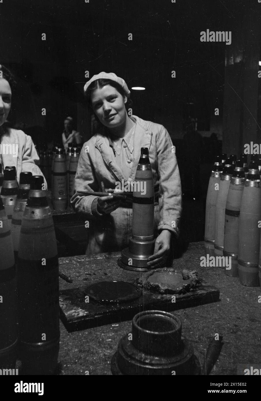 Eine Fabrik des Versorgungsministeriums verarbeitet gefüllte Schalen, die mit Farbmarkierungen versehen sind, die den Schalentyp anzeigen, und erfordert eine große Anzahl von Rekruten. Stockfoto