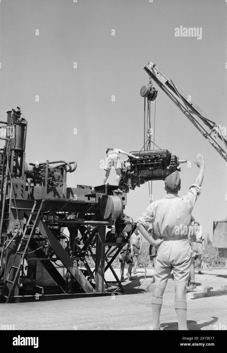 KÖNIGLICHE LUFTWAFFE IM NAHEN OSTEN UND NORDAFRIKA, 1939-1943 - Ein Rolls Royce Merlin-Triebwerk wird nach einer Überholung in der Wartungseinheit Nr. 144, Maison Blanche, Algeria Royal Air Force, Maintenance Unit, 144 auf einen Prüfstand geschleudert Stockfoto