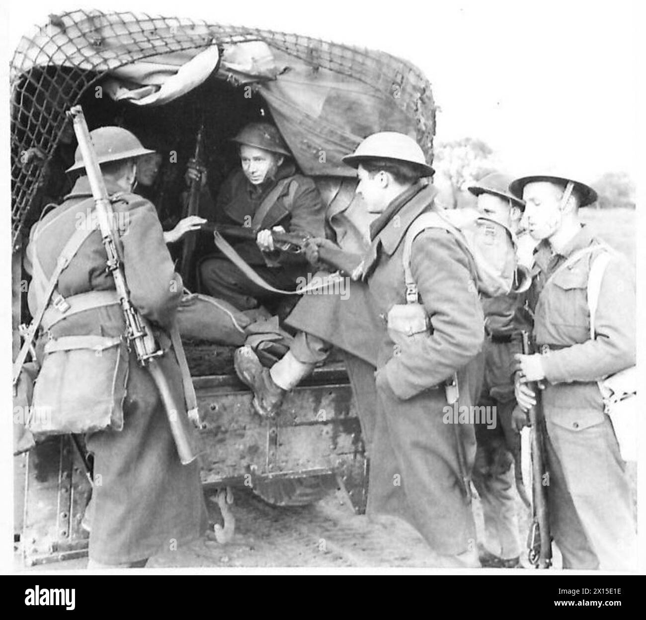 Verstärkungen am Anzio-Brückenkopf benutzen einen 15-cwt-Lkw, um ihr Lager zu erreichen, mit Pte. Johnson übertrug sein Gewehr an einen sitzenden Soldaten. Stockfoto