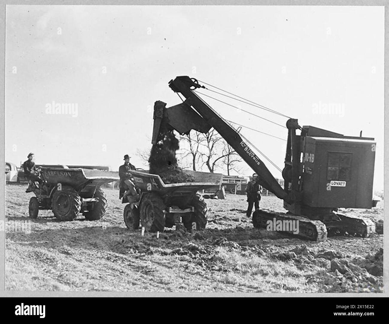 Ruston Bucyrus Bagger und Ausrüstung werden verwendet, um Mutterboden auf einem Flugplatz in den Midlands während des RAF-Betriebs im Jahr 1943 in Kipper zu laden. Stockfoto