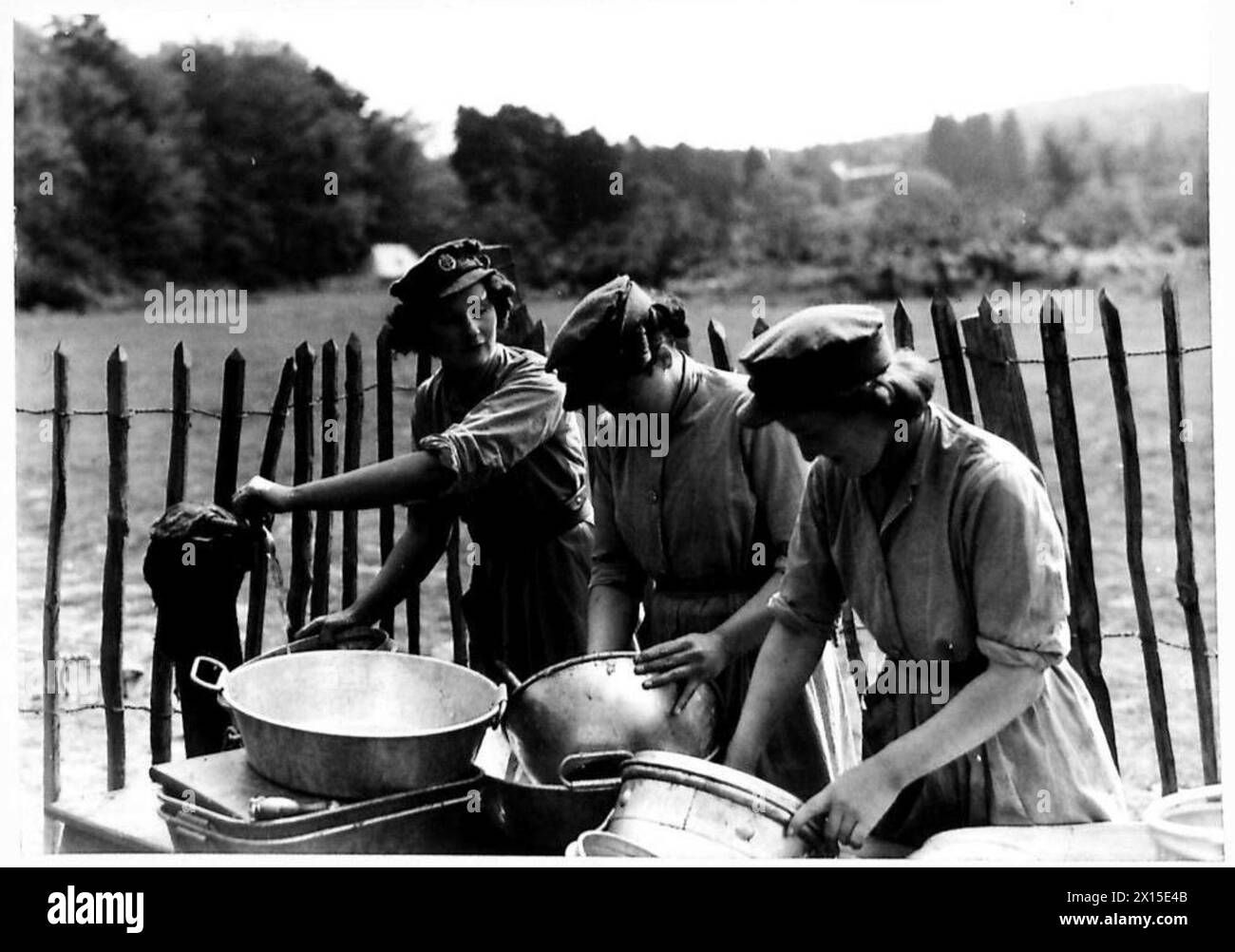 Das ATS-Personal hat seine Mittagsmahlzeit unter Leinwand, mit vielen Töpfen und Pfannen zum Abwaschen, was die Lebensbedingungen auf dem Feld veranschaulicht. Stockfoto