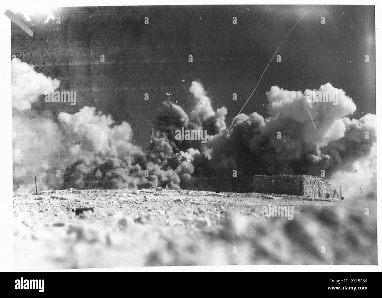 Eine italienische Bombe explodiert in der Westwüste, dokumentiert von einem offiziellen Fotografen während der Operationen der britischen Armee. Stockfoto