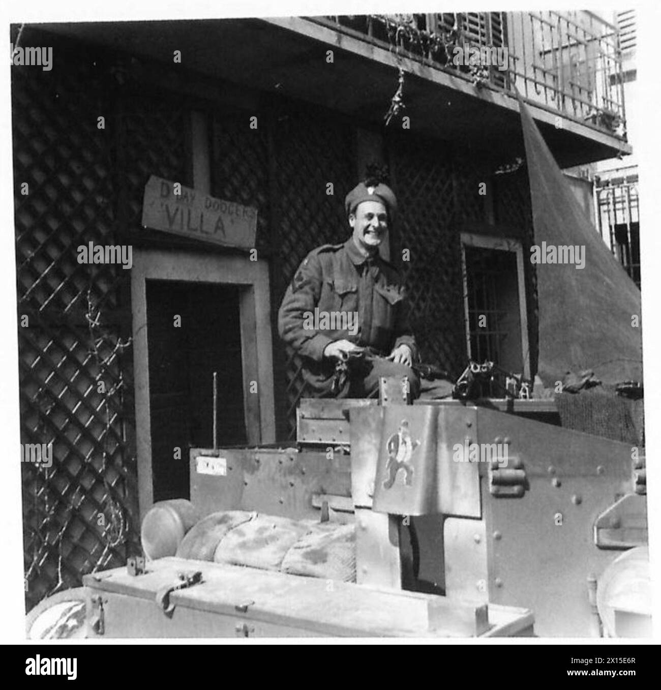 Lance Corporal Phil Lawes von The 2nd London Irish Rifles dient seit 1942 in Nordafrika, Sizilien und Italien. Sechs Jahre zuvor trat er der Territorialarmee bei und arbeitete zuvor als Schuhmacher in London. Stockfoto