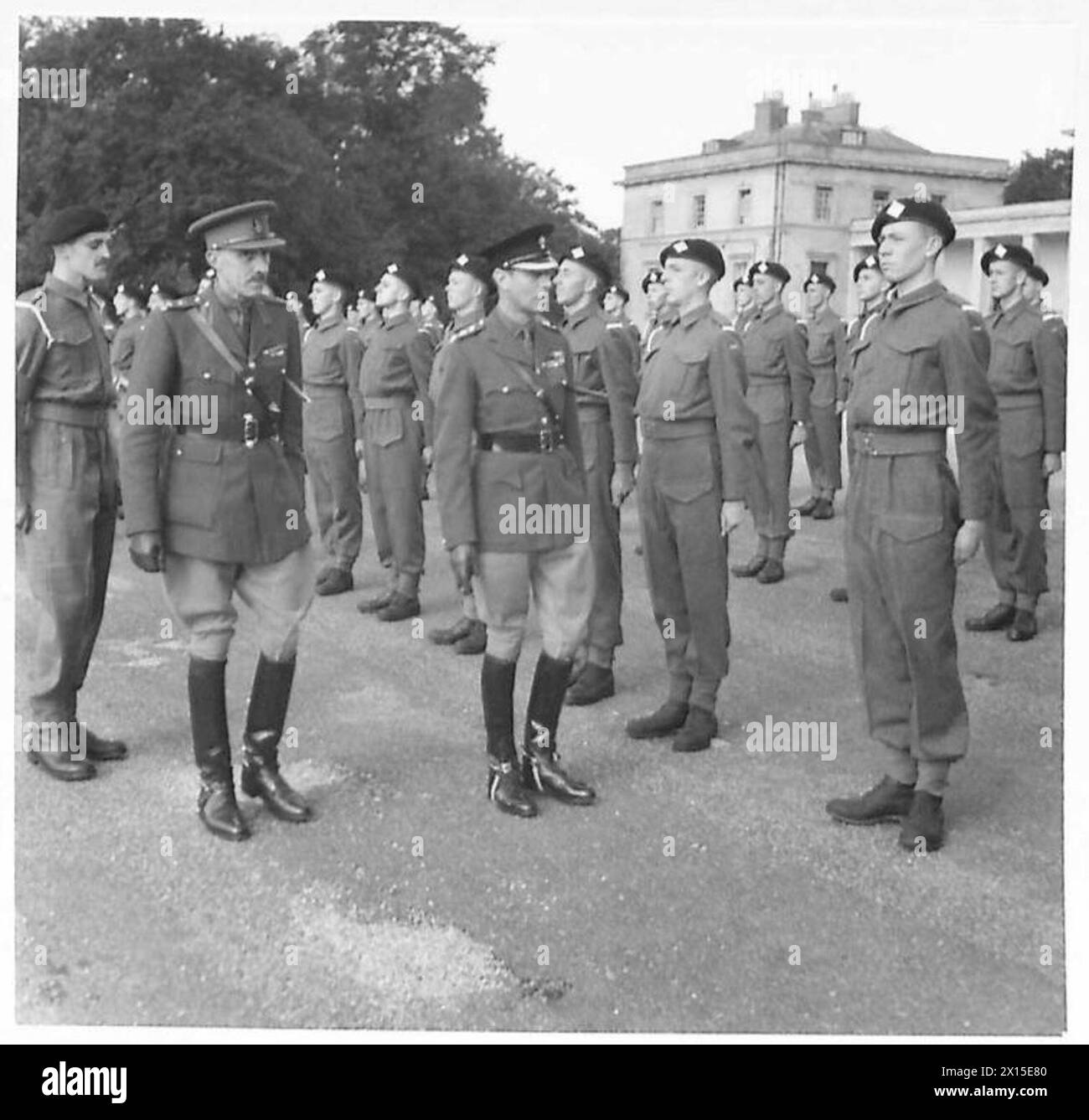 KÖNIG, KÖNIGIN UND PRINZESSINNEN AM ROYAL MILITARY COLLEGE - der König inspiziert Kadetten der Britischen Armee Stockfoto