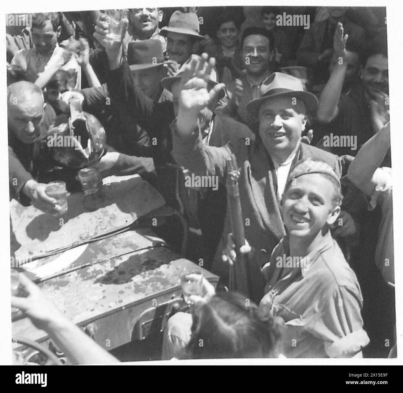 DIE BRITISCHE ARMEE IN NORDAFRIKA, SIZILIEN, ITALIEN, DEM BALKAN UND ÖSTERREICH 1942-1946 - die Anfeuerung der Stadtbewohner begrüßt den ersten südafrikanischen Recce-Jeep, der am 14. Juni um 13 Uhr in Orvieto einmarschierte Stockfoto