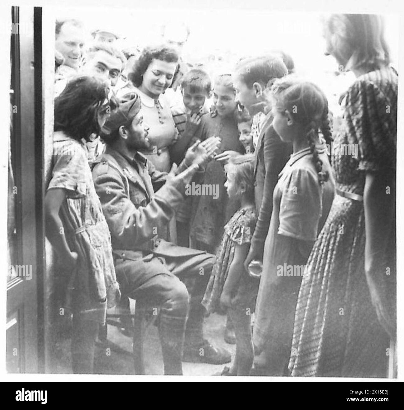 Sizilianische Soldaten werden nach Verhören durch die F.S.S. freigelassen und nach dem Vormarsch der Alliierten in Sizilien in ihre Häuser zurückgebracht. Bilder zeigen, wie Soldaten von ihren Familien in Städten und Dörfern begrüßt werden. Die britische 8. Armee erleichterte den Prozess und markierte das Ende des Militärdienstes für diese Individuen. Stockfoto