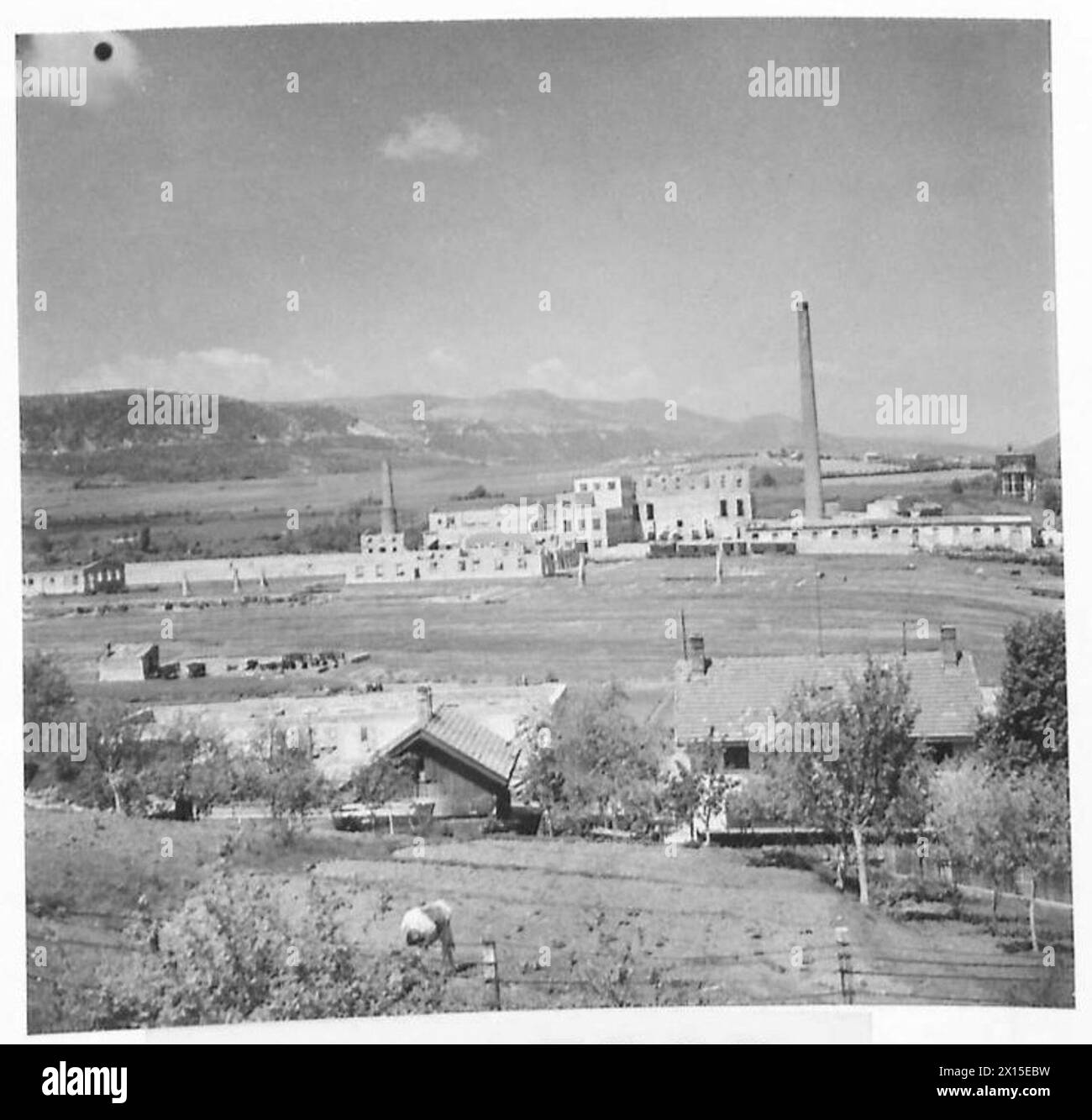 Ein Panoramablick auf Drvar, Bosnien, mit einer ausgebrannten Zellulosefabrik im Dorf. Stockfoto