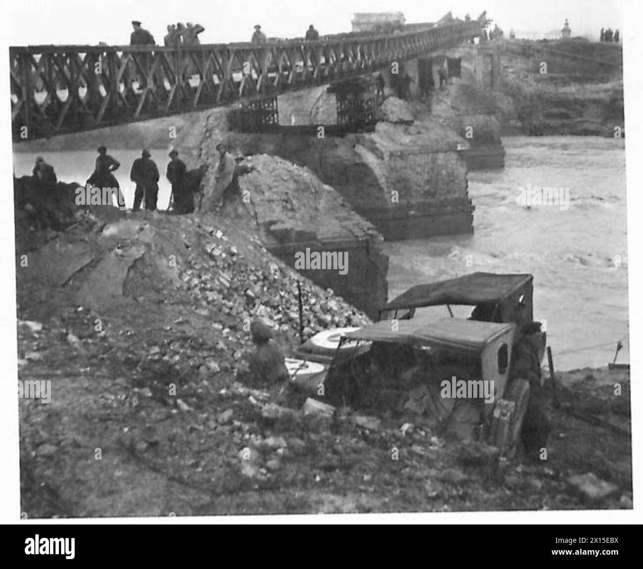 ACHTE ARMEE : RAVENNA - die Brücke über den Fluss Uniti, die früher viele Touristen in die Kiefernwälder vor Ravenna brachte. Wurde von den Deutschen überwältigt. Nach 18 Stunden harter Arbeit der südafrikanischen Ingenieure British Army ist eine Bailey-Brücke fast fertiggestellt Stockfoto