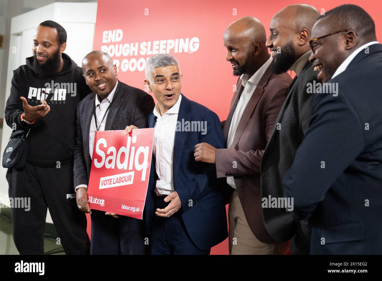 Der Londoner Bürgermeister Sadiq Khan trifft sich mit lokalen Räten in der St John’s Church in Waterloo, Süd-London, da er sich verpflichtet hat, bis 2030 das raue Schlafen in der Hauptstadt auszulöschen, falls er am 2. Mai wieder zum Londoner Bürgermeister gewählt wird. Etwa 10 Millionen Pfund - die größte Einzelintervention zur Bekämpfung von rauem Schlafen aus dem Rathaus - würden im Rahmen der Pläne zur Finanzierung eines erweiterten Netzes von "Zentren zur Beendigung der Obdachlosigkeit" verwendet. Die Naben sind so konzipiert, dass sie 1.700 zusätzliche raue Schwellen pro Jahr bei einer schnellen Neubewertung und Neueinbau unterstützen. Bilddatum: Montag, 15. April 2024. Stockfoto