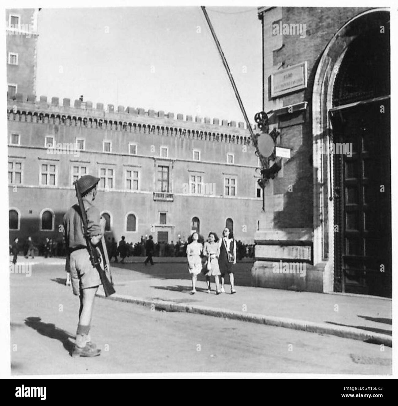 Ein britischer Soldat beobachtet den Palazzo Venzie in Italien, der von Mussolini vor dem Zweiten Weltkrieg während der Feldzüge von 1942 bis 1946 genutzt wurde. Stockfoto