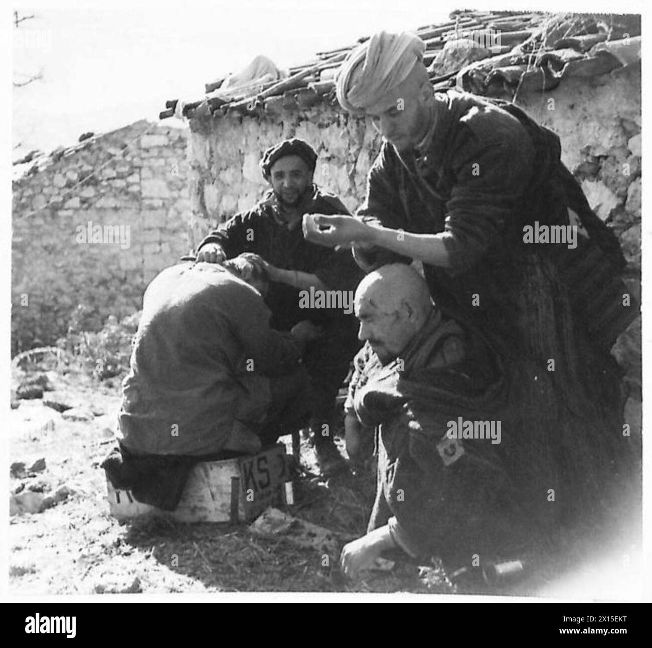 Goumiers, marokkanische Soldaten, die bei der französischen Armee dienten, sind dargestellt, die während des Zweiten Weltkriegs Barbierdienste für die Truppen in Italien leisteten Stockfoto