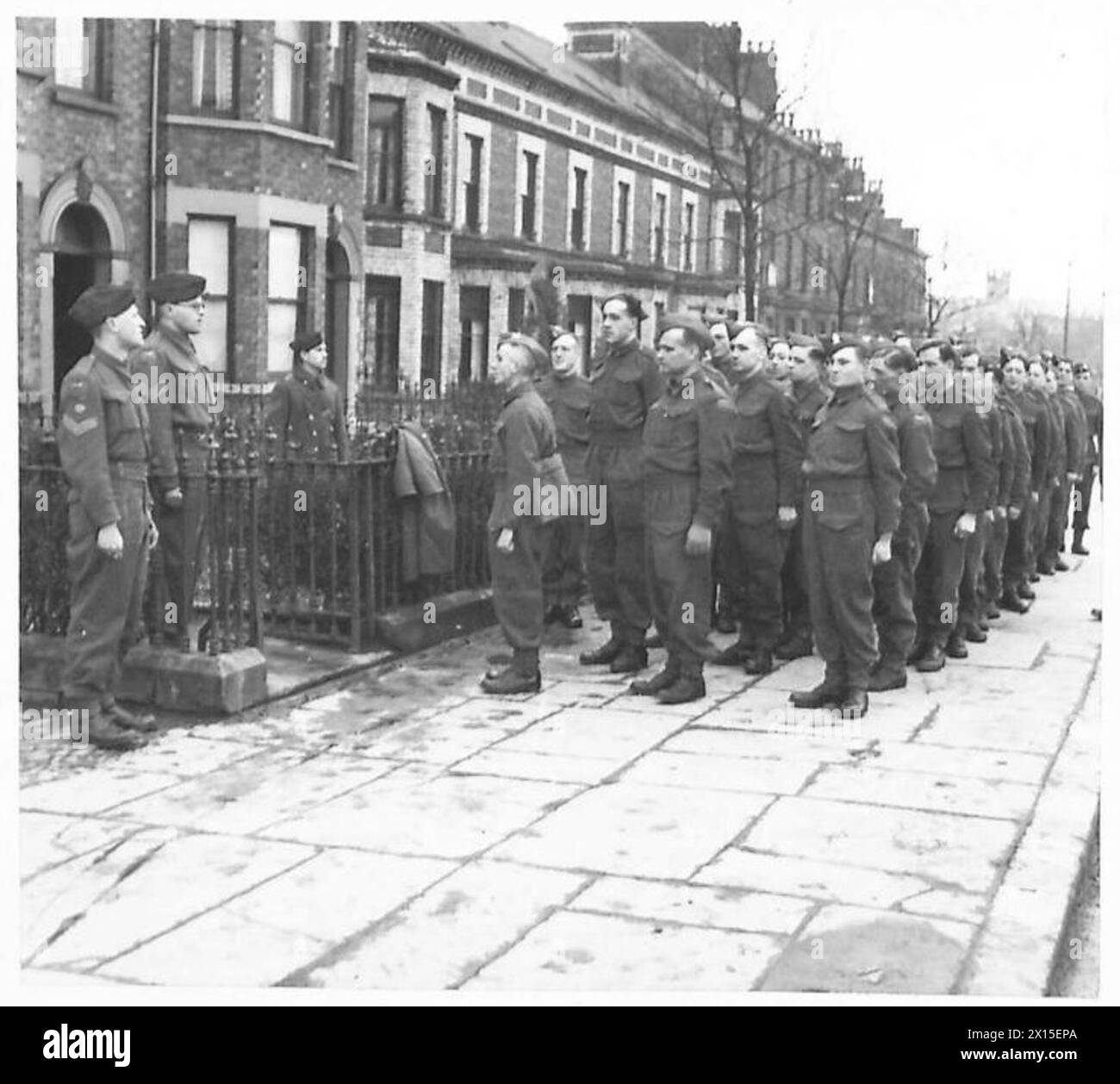Truppen stehen vor dem Army Dental Centre für geplante Zahninspektionen zur Öffnungszeit an. Stockfoto