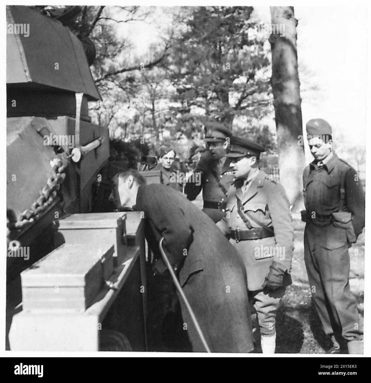 Der Kriegsminister inspiziert das Innere eines Guy Panzers während einer Demonstration der britischen Armee. Stockfoto