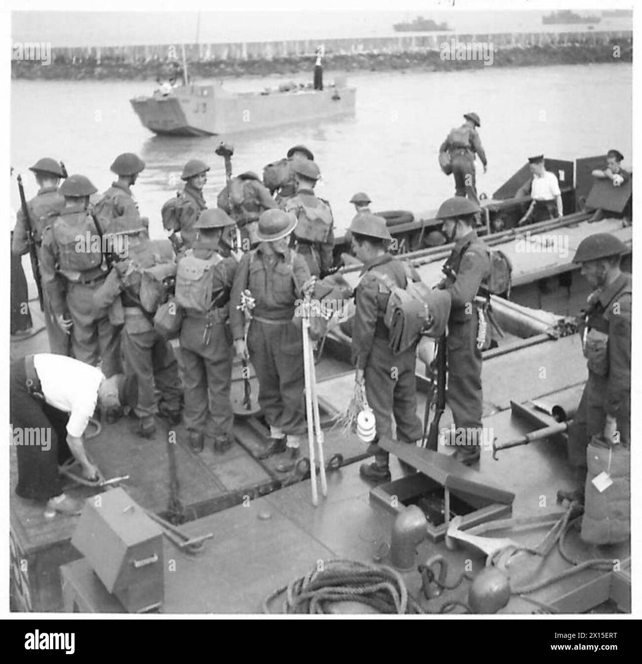 AUSBILDUNG FÜR KOMBINIERTE OPERATIONEN - Kanadische Truppen, die in Landungsbooten für die Übung British Army einsteigen Stockfoto