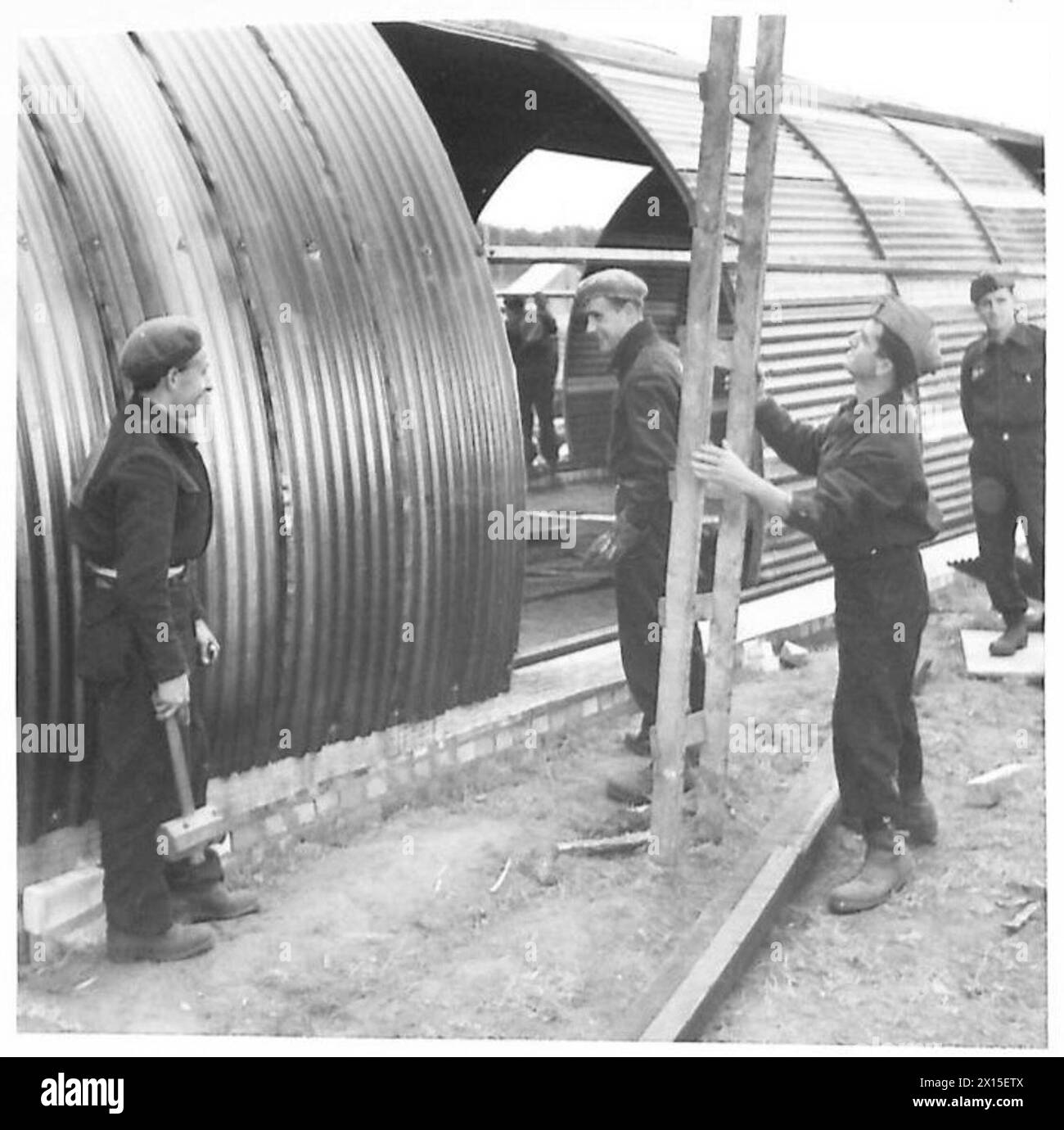 Kriegsgefangene in Italien errichteten eine Nissen-Hütte, die als Winterquartier während der Operationen der britischen Armee diente. Stockfoto