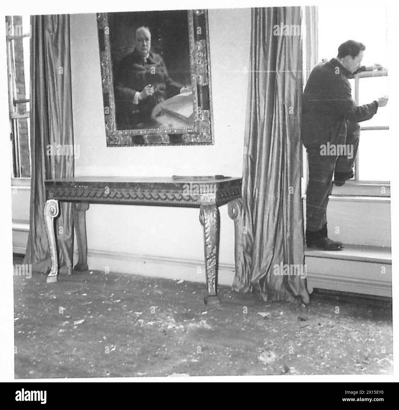 No. 10 Downing Street erlitt während eines Überfalls Schaden und sprengte ein Fenster, während das Porträt des Premierministers intakt blieb, was die Auswirkungen der Militäroperationen in London während der Kriegstätigkeit der britischen Armee veranschaulicht. Stockfoto