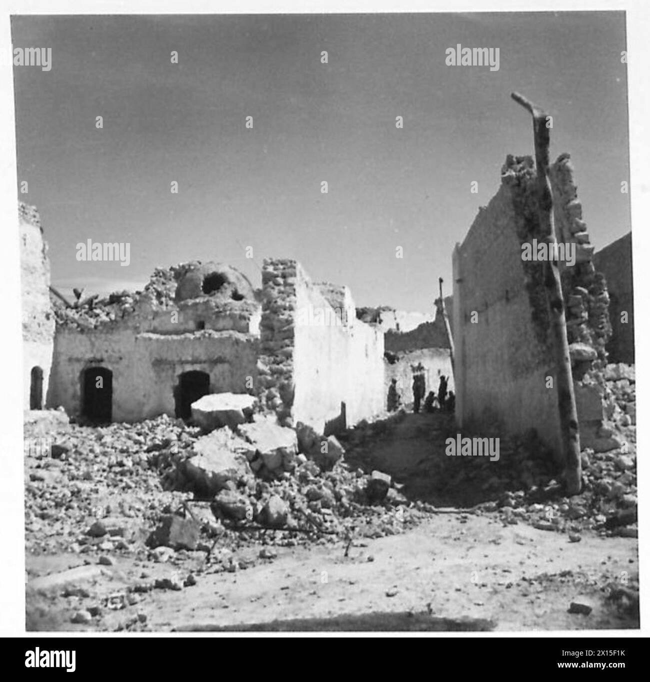 Gebäude in Gafsa werden durch Granatfeuer der gegnerischen Kräfte während der militärischen Besatzung beschädigt. Stockfoto