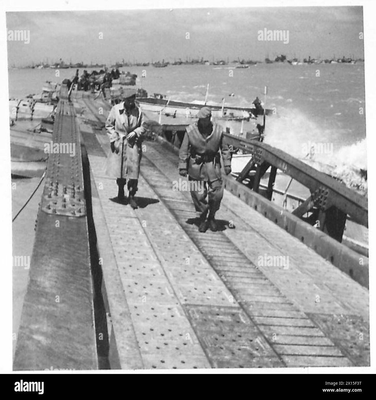 Fotos zeigen Schäden am schwimmenden Hafen in Arromanches, Normandie, verursacht durch einen dreitägigen Sturm während der Bauarbeiten der British Army, 21st Army Group. Stockfoto