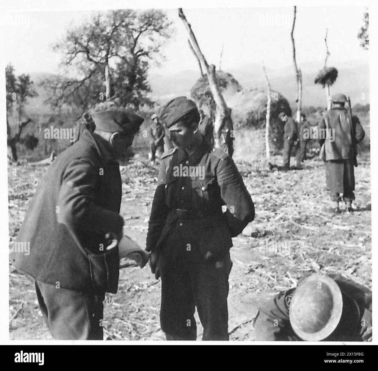 Ein NCO vom Geheimdienst verhört einen Gefangenen während des Angriffs der Fünften Armee auf den Fluss Garigliano in Italien. Stockfoto