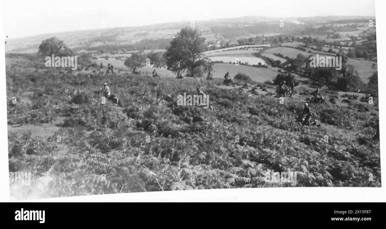 Motorradfahrer vom Army College of Science in Rhyl navigieren während eines Trainingslaufs durch Hindernisse. Stockfoto