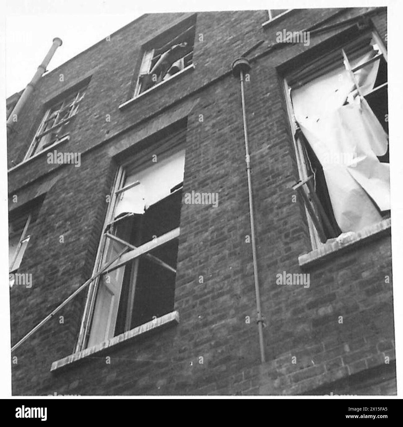 NO.10 DOWNING STREET WURDE WÄHREND DES RAID BESCHÄDIGT - die kaputten Fenster der Nummern 10 und 11 [Rückseite der Häuser] British Army Stockfoto