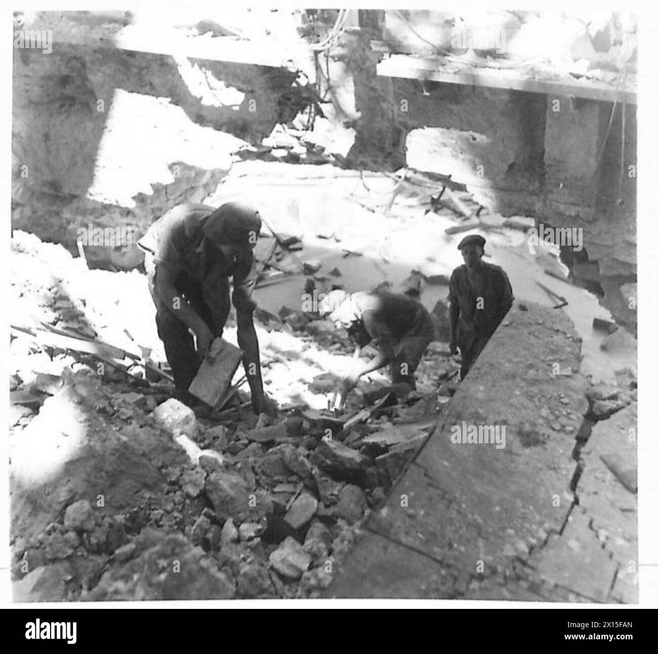 ACHTE ARMEE : BRÜCKENKOPF ÜBER DEN ARNO - Eine Arbeitsgruppe, die das Ansaugrohr des Kraftwerks British Army räumt Stockfoto