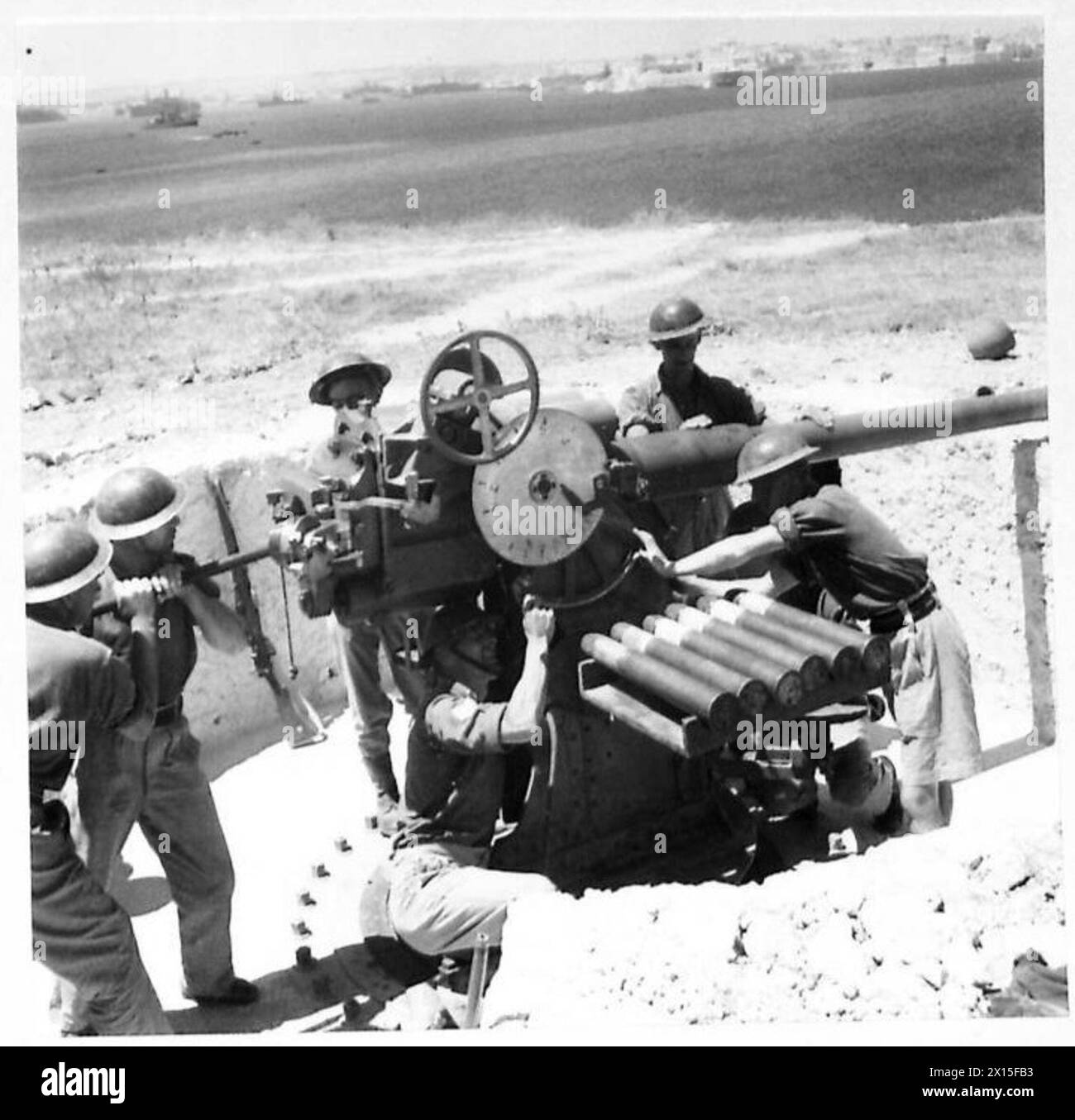 Die Küstenverteidigungspositionen über dem Hafen von Syracuse werden von einer Batterie unter Major J.V. Kelly, DSO, besetzt, nachdem sie während der Operationen der britischen Armee von 1942 bis 1946 von Commandos überwunden wurden. Stockfoto