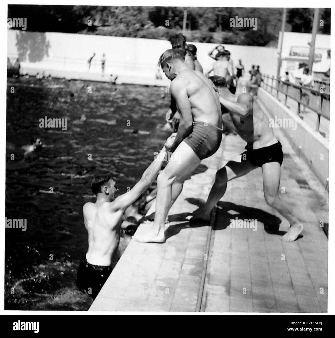 Britische Truppen genießen Freizeit in einem Schwimmbad in Konstantin, mit Wasser aus einer 93°C-Mineralquelle, umgeben von Ginster. Stockfoto