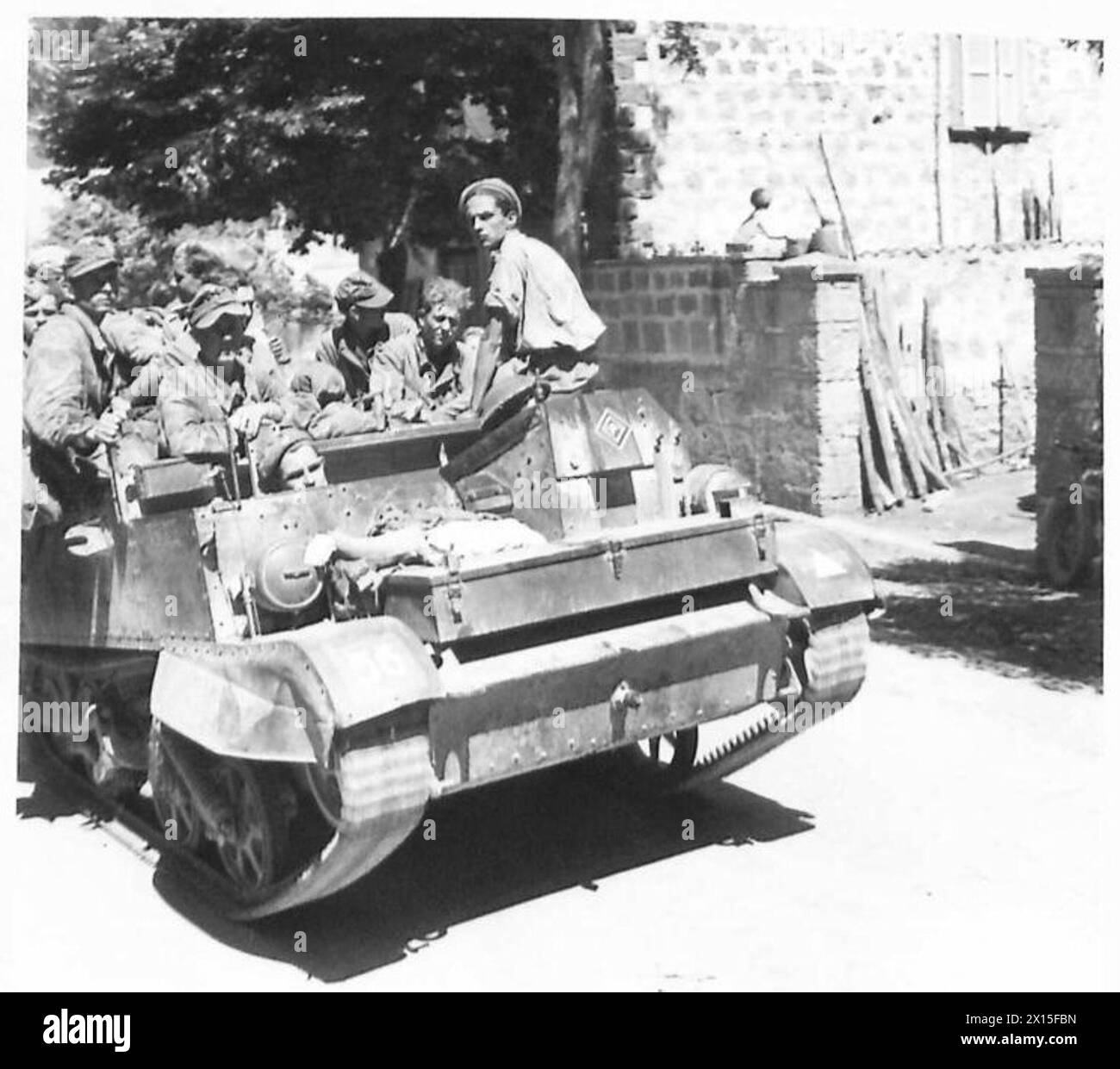 ACHTE ARMEE : GEFANGENNAHME VON BAGNOREGIO UND ORVIETO - Grenadier Guardsmen der 24 Guards Brigade verlassen Bagnoregio mit Gefangenen der Hermann Göring Division British Army Stockfoto