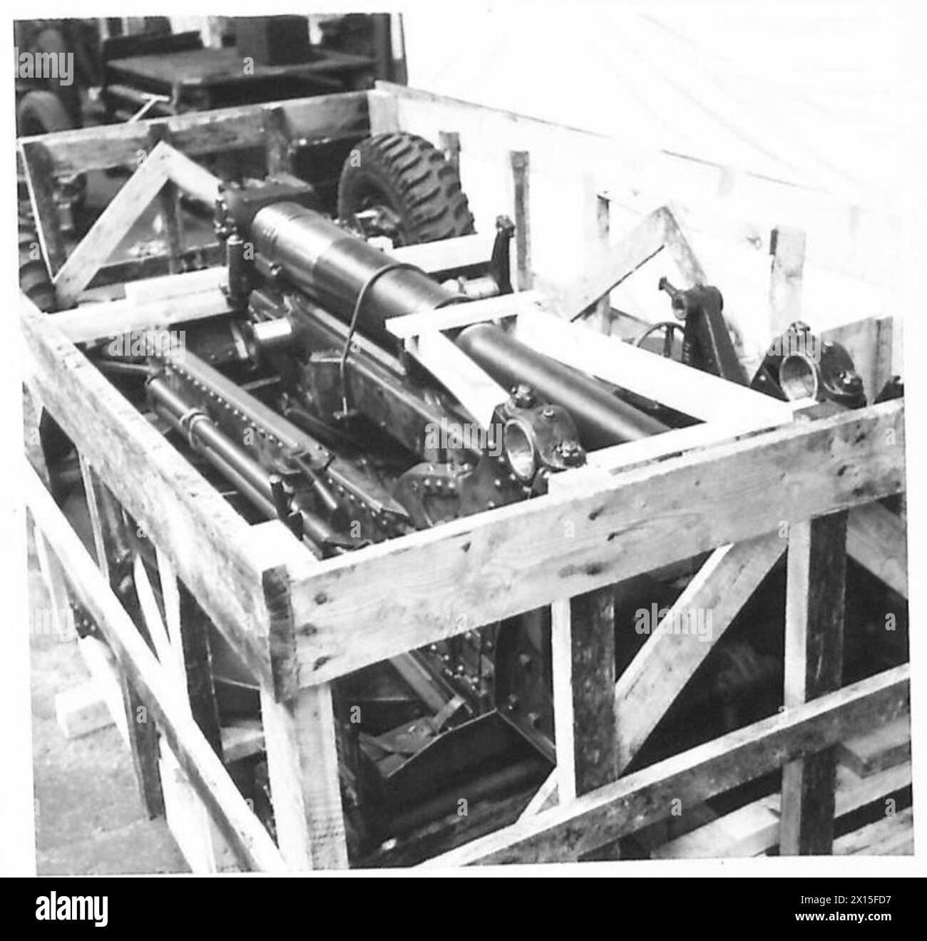Ein 25-Pfünder-Feldgewehr wird in eine Holzkiste für den Transport durch britische Armee eingeschlossen. Stockfoto