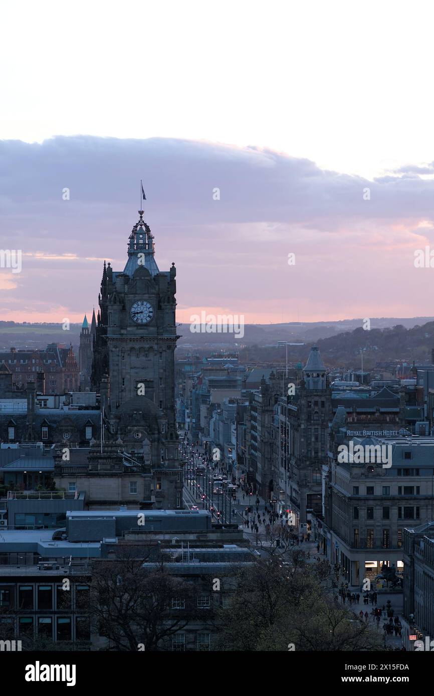 Ein Blick auf die Princess Street in Edinburgh von Calton Hill bei Sonnenuntergang Stockfoto