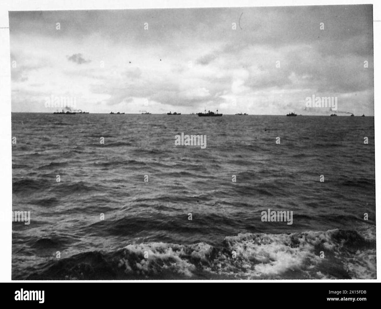 MIT DEN BRITISCHEN TRUPPEN IN ISLAND - Blick von Island aus auf einen Konvoi auf dem Weg zur britischen Armee Stockfoto