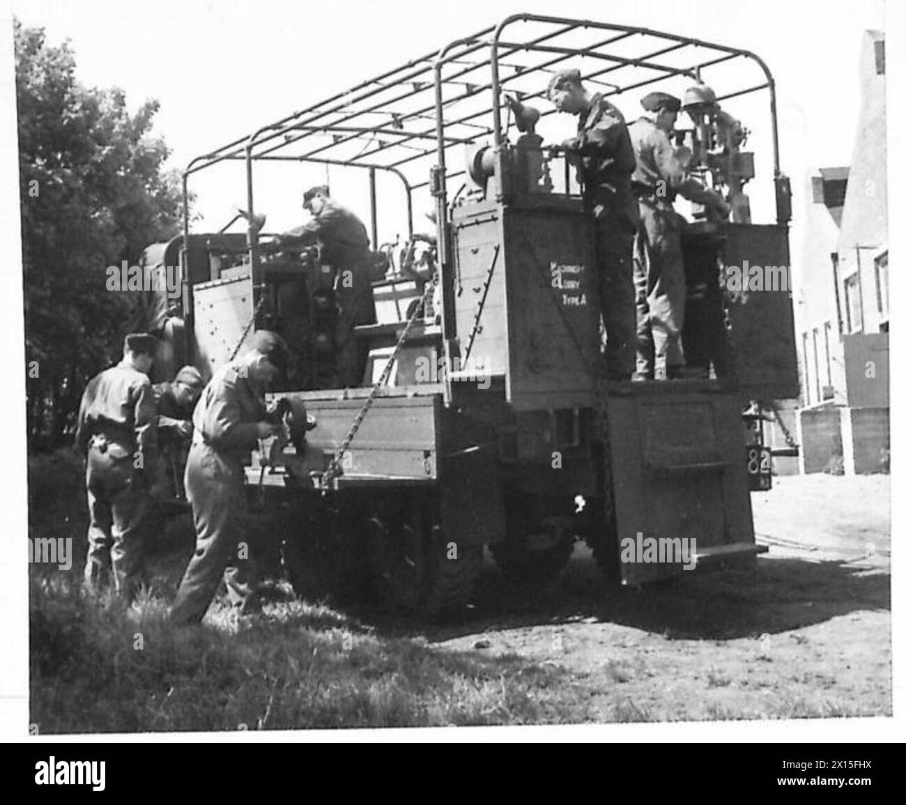 Es wird gezeigt, dass Werkstätten mit mobilen Maschinen bei der Bergung von Fahrzeugen für die R.A.O.C. durchgeführt werden Stockfoto