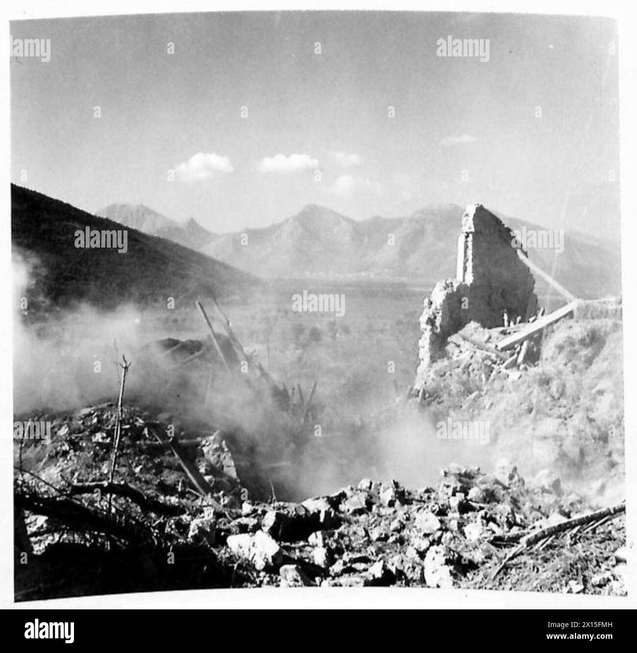 Trümmer brennen im amerikanischen Frontsektor der Fünften Armee in Italien nach einem deutschen Sturzbombenangriff, der von britischen Armeekräften beobachtet wurde. Stockfoto