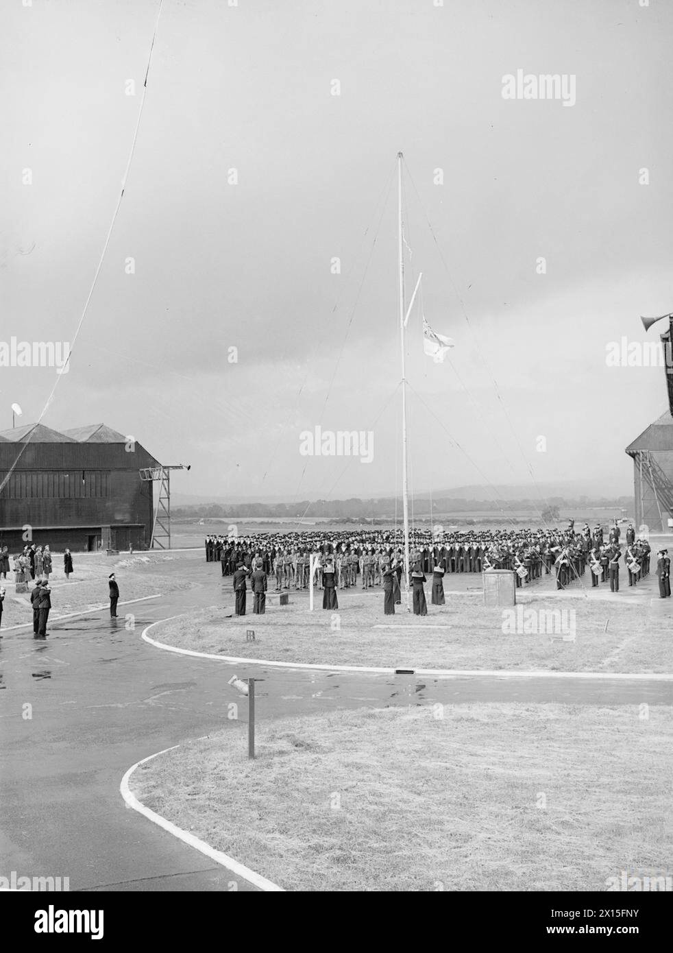 Die HMS Nabreekie, eine mobile Marineflugstation, wurde am 1. Juni 1945 auf der Royal Naval Air Station Middle Wallop in Hampshire mit einer Zeremonie unter Leitung des Chaplain of the Fleet in Betrieb genommen, einschließlich des Hisens des White Ensign und der Inbetriebnahme des Anhängers und einer Royal Marine Band Performance. Stockfoto