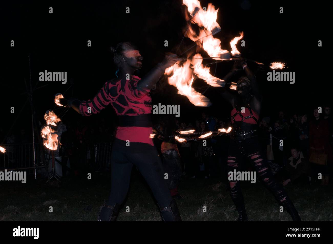 Feuertänzerin tritt beim Beltane Fire Festival auf Stockfoto