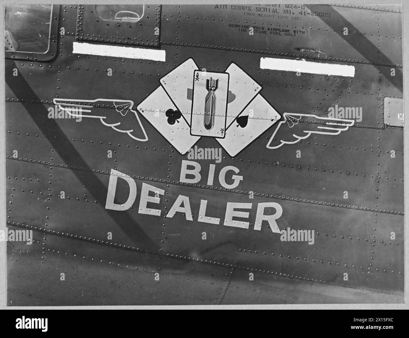 US-Bomber, die 1942 in Großbritannien stationiert waren, tragen persönliche Markierungen und Etiketten, die das Flugzeug und die Besatzung kennzeichnen. Stockfoto