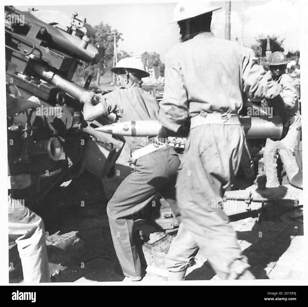 An der Front der Fünften Armee wird befohlen, eine Granate zu feuern, während eine andere vom Sicherungsrichter vorbereitet wird. Stockfoto