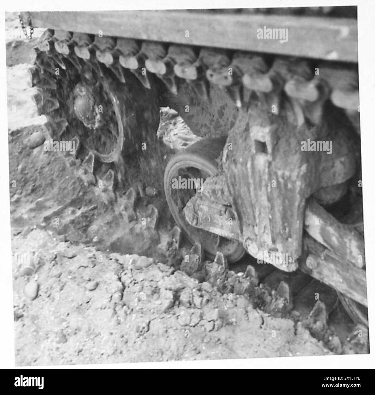 Die britische Armee führt Panzerexperimente durch, um die Leistung von Fahrzeugen, Rüstungen und Waffensystemen unter kontrollierten Bedingungen zu testen. Stockfoto