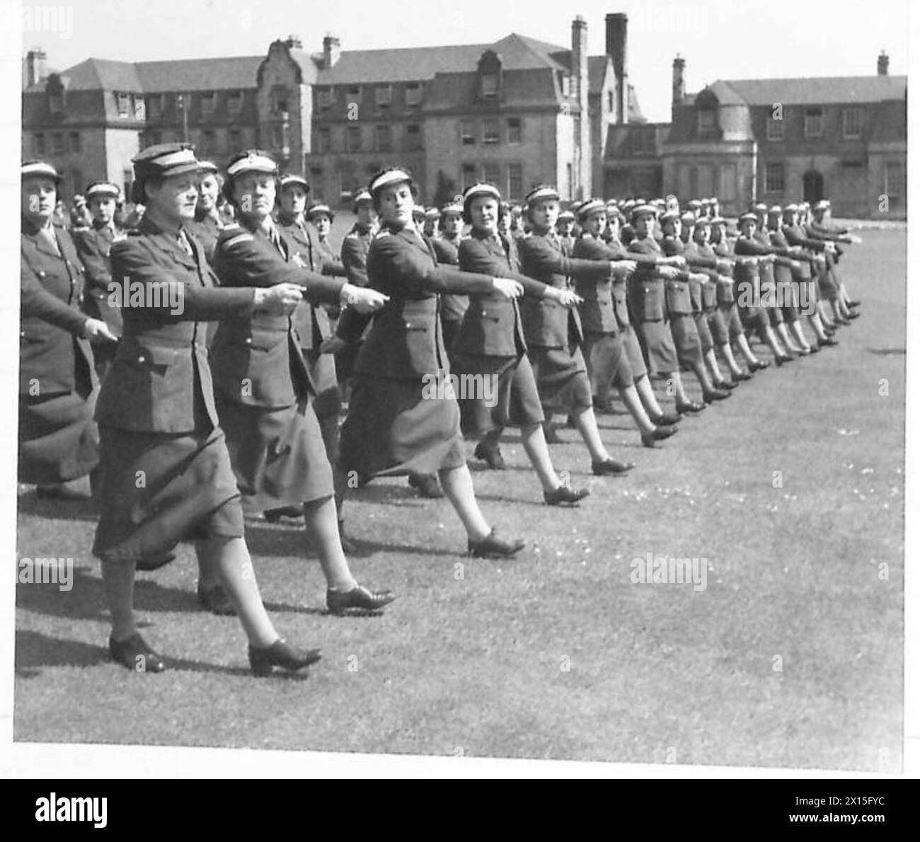 Die ATS-Offizierskadetten Proben ihre Ausscheidungsparade und marschieren im Rahmen des Trainings an der Salutbasis vorbei. Stockfoto