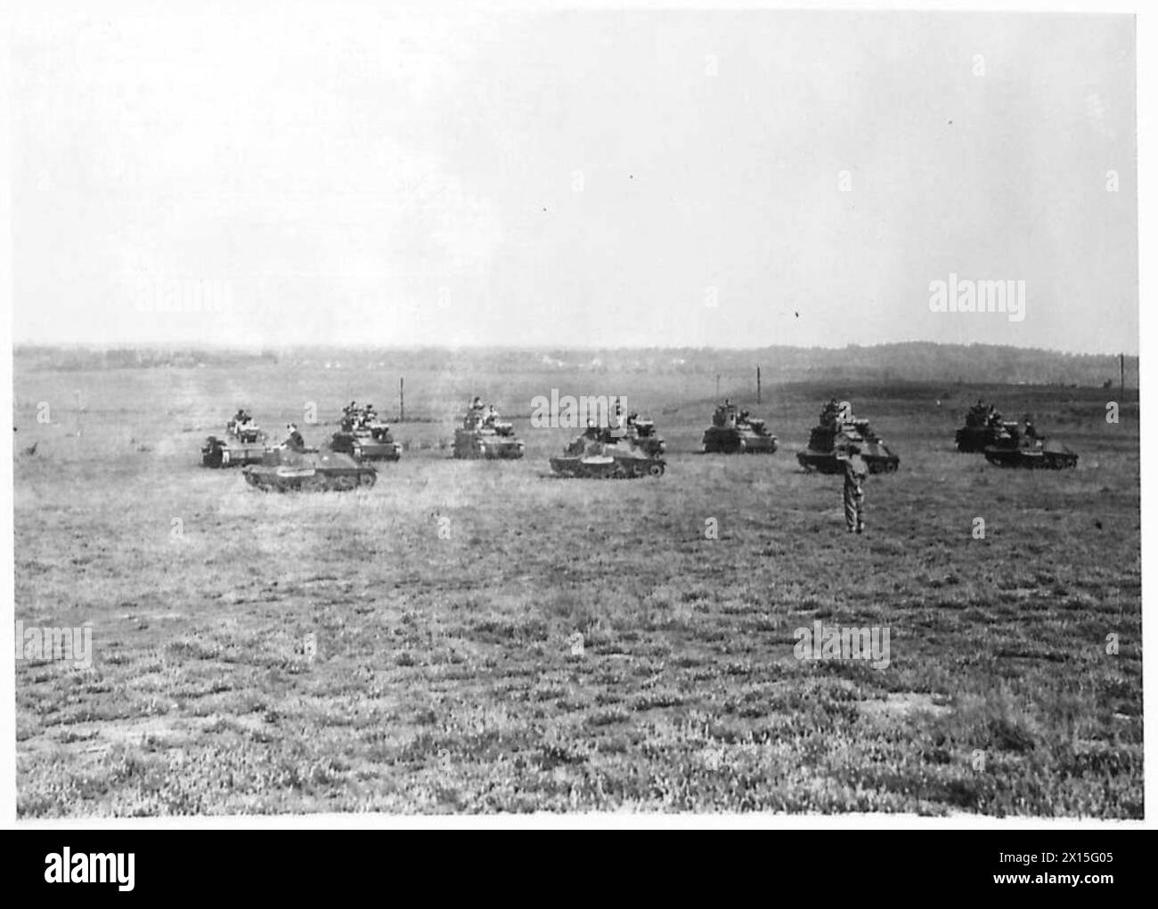 Eine Offizierskadetten-Trainingseinheit führt Übungen mit leichten Panzern in Südengland durch und demonstriert taktische Manöver und Fahrzeughandhabung. Stockfoto
