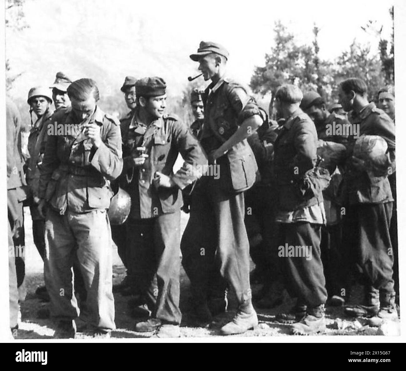 Gefangene, die an der Gustav-Linie in Italien verhört werden; eine Person, die eine Pfeife raucht, zeigt Bänder aus dem Russischen Feldzug, die von der britischen Armee aufgezeichnet wurden. Stockfoto