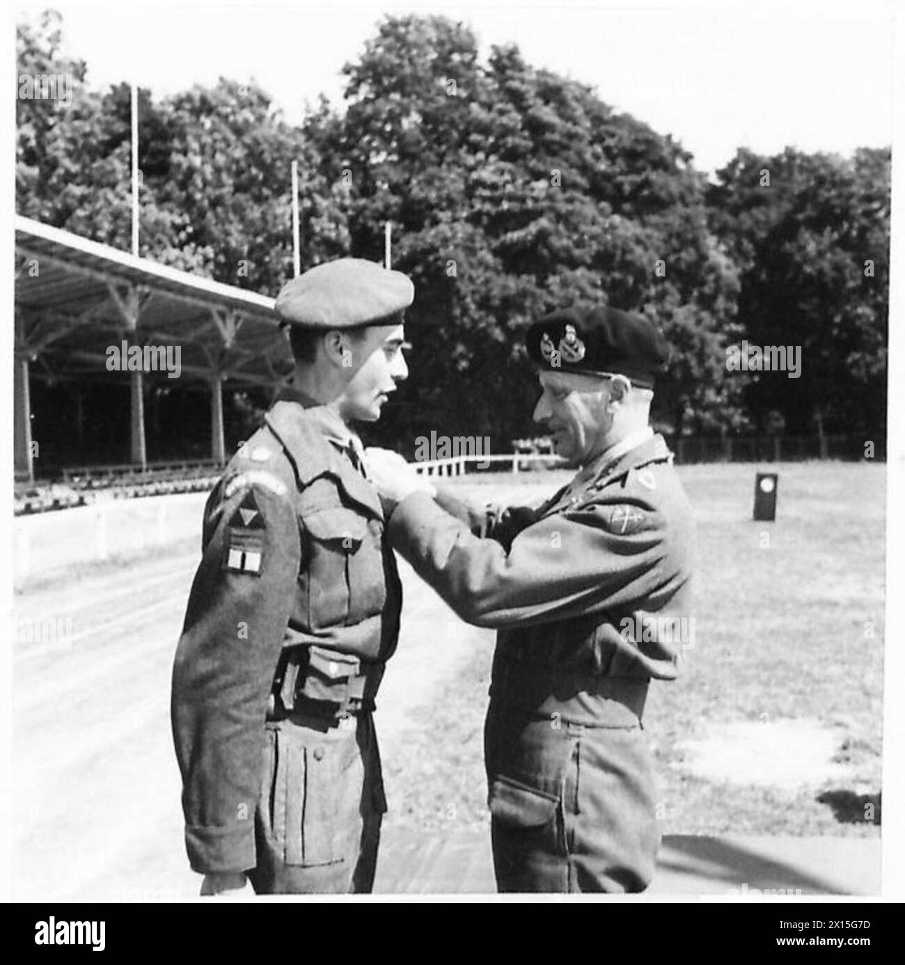 Major I.A. Mccillivray des 1. Bataillons, Royal Norfolk Regiment, erhält das Militärkreuz für Dienst und Führung. Stockfoto