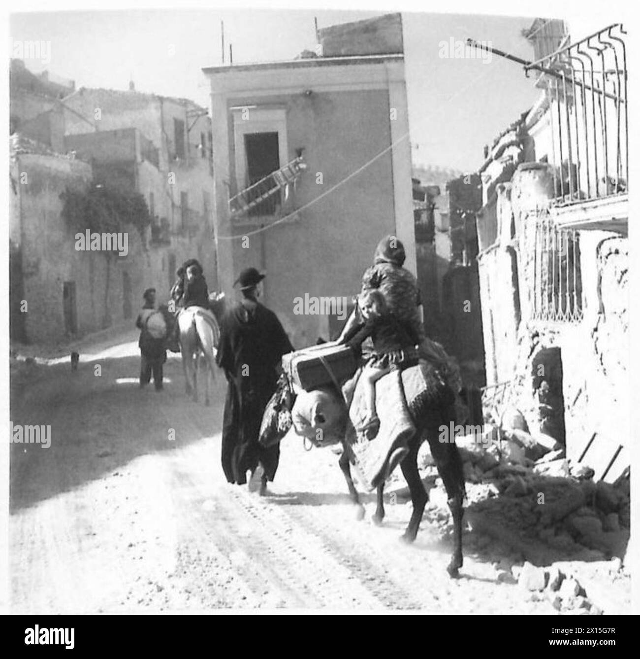 Die Einwohner kehren nach Bronte zurück, nachdem sich die britische Armee zurückgezogen hat oder dort Truppen vorrücken. Stockfoto