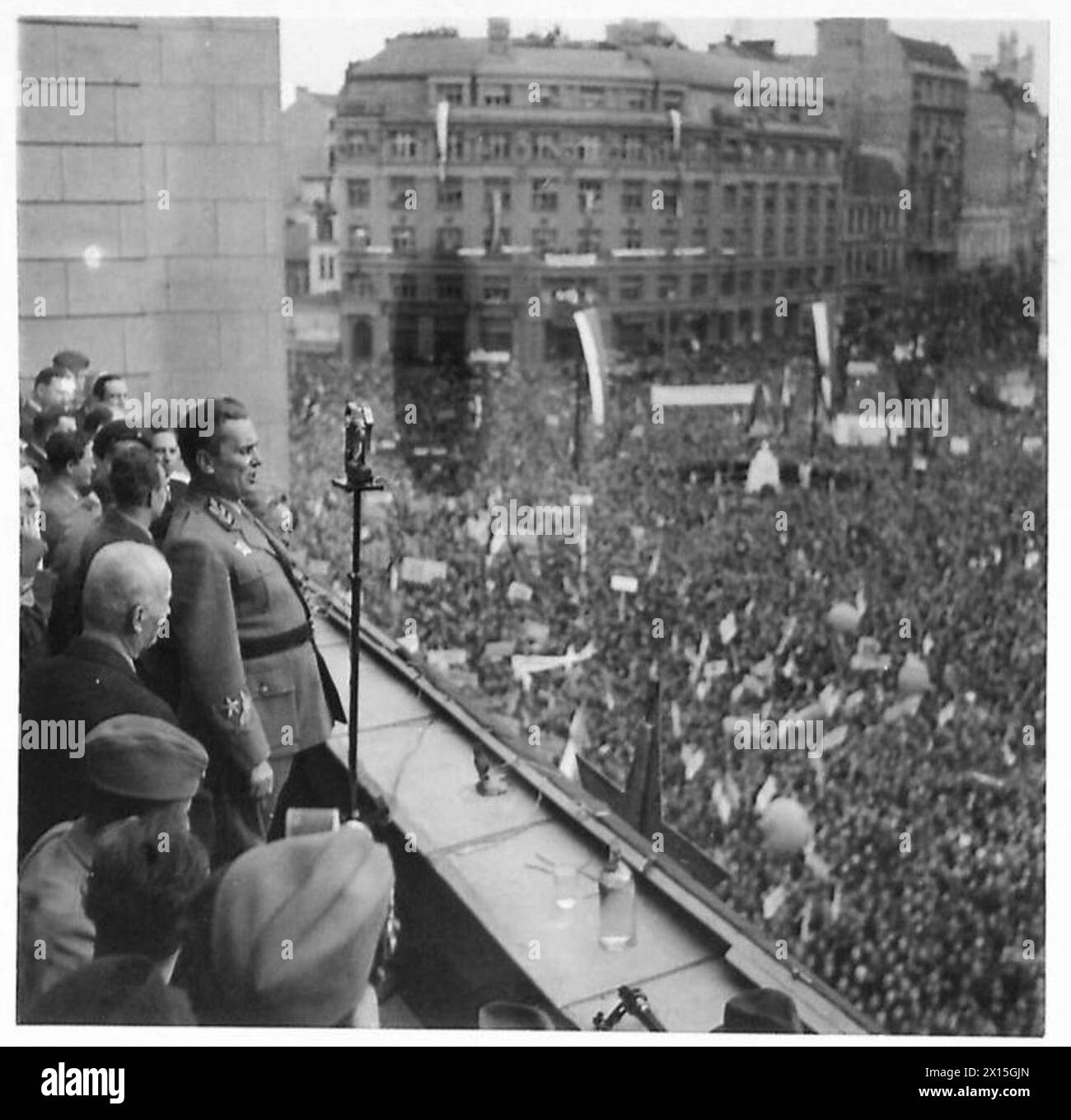 Marschall Tito spricht auf dem Balkon des Nationaltheaters während der Feierlichkeiten am 27. März in Jugoslawien an die Belgrader Bevölkerung. Stockfoto