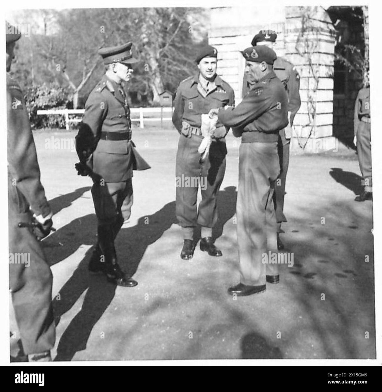 GENERAL SIR BERNARD MONTGOMERY BESUCHT DIE INVASIONSTRUPPEN von links nach rechts, Major General K. N. Crawford, MC., D Air., Brigadier E.W.C. Flavell, DSO. MC. und der C-in-C im Gespräch der britischen Armee Stockfoto